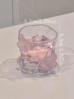 ⁦كوب زجاجي أنيق بتصميم فراشة وردية⁩ - الصورة ⁦2⁩