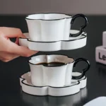 ⁦كوب قهوة خزفي مزين بالورود⁩ - الصورة ⁦2⁩