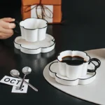 كوب قهوة خزفي مزين بالورود